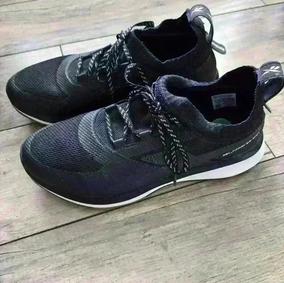 REEBOK womens black  size 8 sneakers - Picture 1 of 9